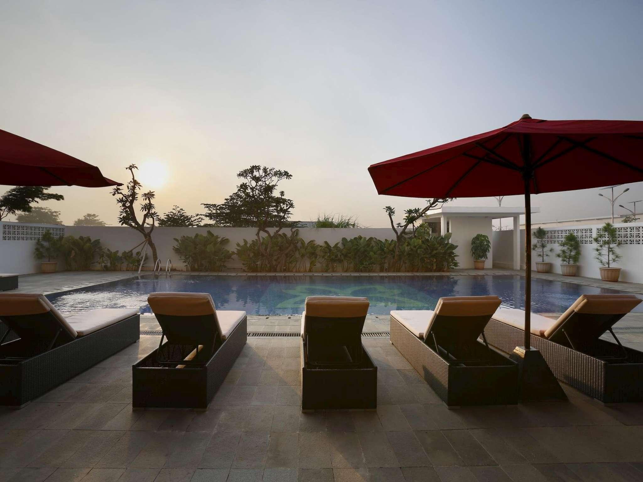Batiqa Hotel & Apartments Karawang Luaran gambar