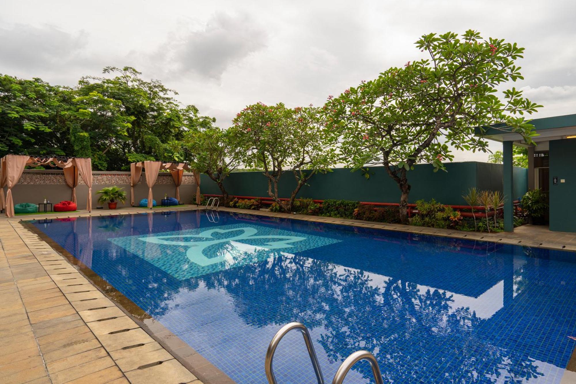 Batiqa Hotel & Apartments Karawang Luaran gambar