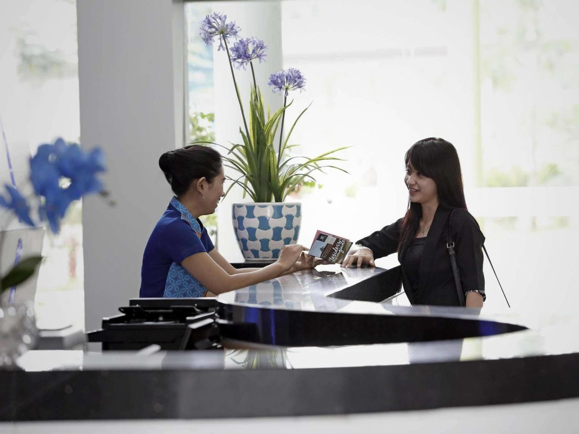 Batiqa Hotel & Apartments Karawang Luaran gambar